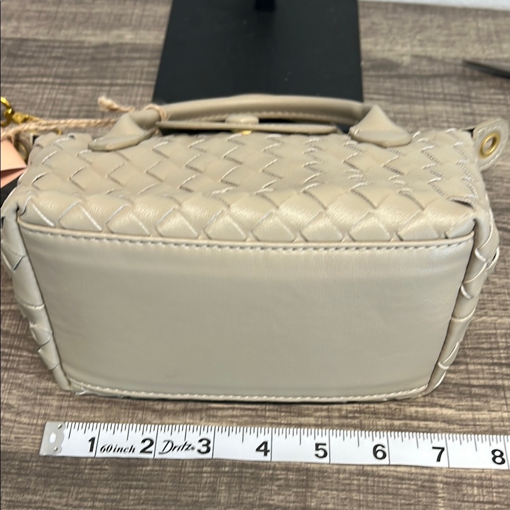 Expressions NYC | Woven Vegan Handbag w/Crossbody! 🌟 - Picture 9 of 11